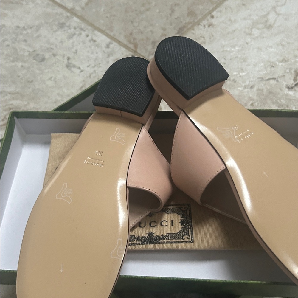 NWT Gucci Women's Blush Sandals with Gold Logo- size 39. - Picture 5 of 5